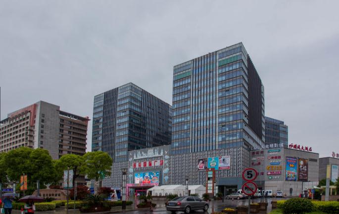 上海蓮花國際廣場：地鐵上蓋，交通樞紐旁的都市綠洲